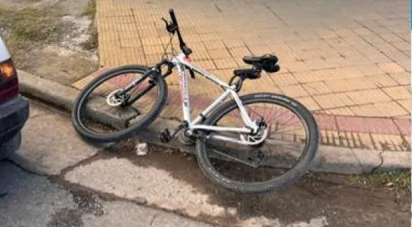 Un ciclista fue trasladado al Hospital tras impactar contra la puerta de un vehículo