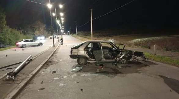 Dos menores heridas tras impactar contra un poste 