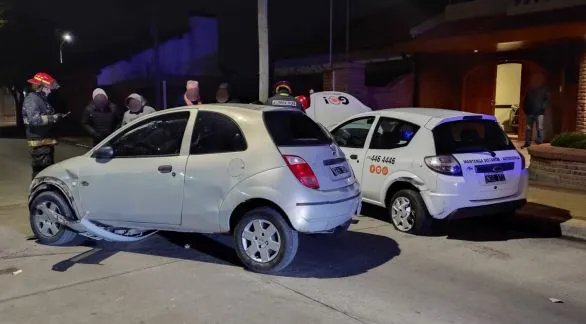 Un auto chocó a dos vehículos que estaban estacionados