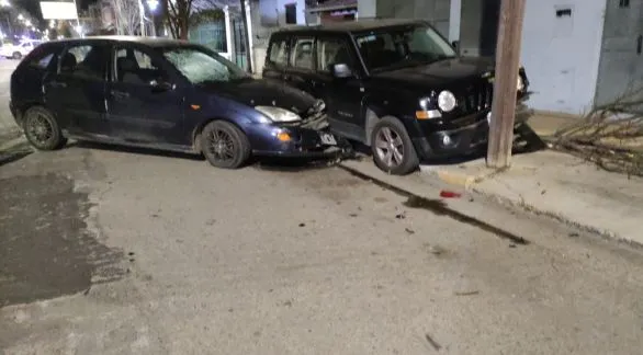 Dos hombres resultaron heridos tras chocar un vehículo estacionado en Irigoyen al 1300