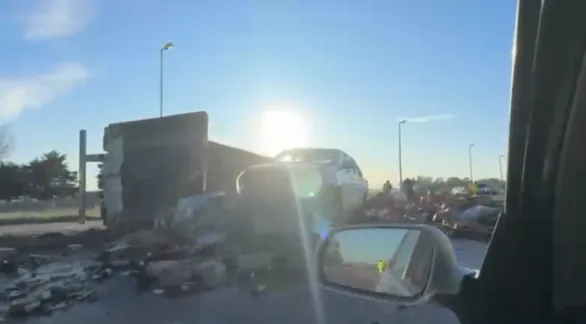 Vuelco de un camión en la Ruta 226 y choque posterior: un herido