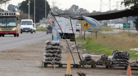 Desalojaron a vendedores ambulantes en la banquina de la Ruta 226