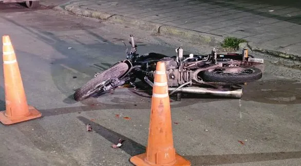 Moto y auto chocaron en pleno centro
