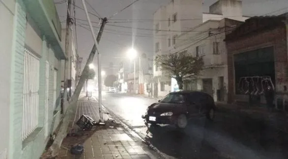Un auto impactó contra un canasto de basura y un poste eléctrico en 9 de Julio al 1200