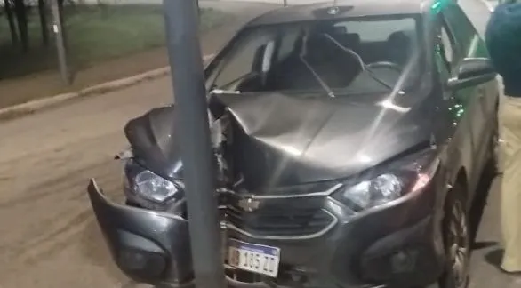 Un auto chocó contra un poste de alumbrado en Saavedra Lamas y Suecia