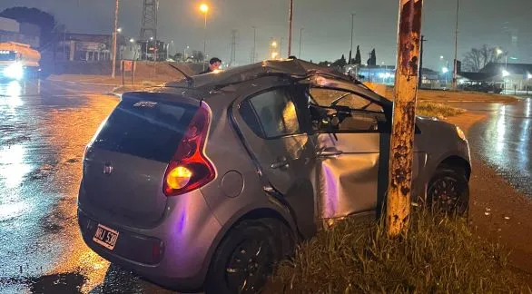 Despiste en la Ruta 226: un auto impactó contra un poste de luz en la rotonda de Dinamarca