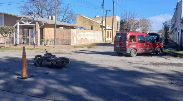 Choque entre una moto y un utilitario: dos personas trasladadas al Hospital