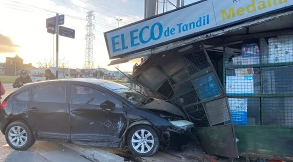 Fuete choque entre dos autos en Falucho y Colectora Pugliese: sin heridos