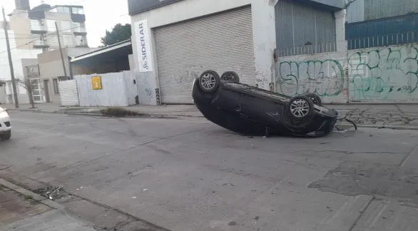 Un auto volcó tras chocar a un vehículo estacionado en Arana al 500
