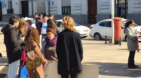 En el marco del paro nacional, docentes universitarios manifestaron en la Plaza Independencia
