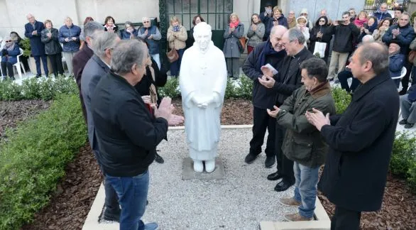 Con un emotivo homenaje, inauguraron la escultura del Padre Raúl Troncoso en el Paseo de las Personalidades