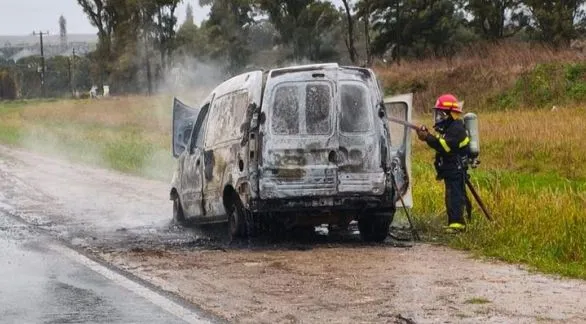Incendio de un utilitario en la intersección de la 226 y la 74