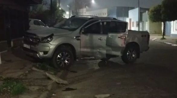 Motocicleta, con tres jóvenes a bordo, chocó contra una camioneta