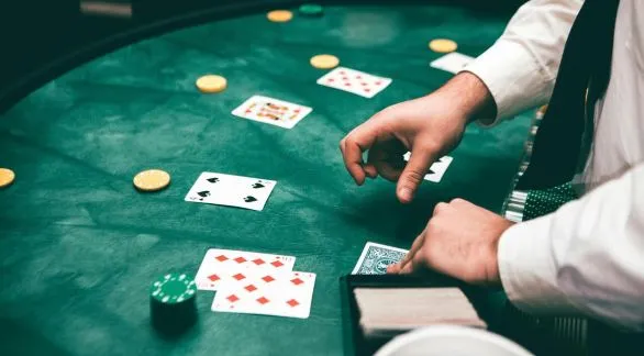 Blackjack para principiantes: reglas y estrategia básica para jugar online