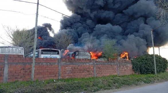 Incendio de gran magnitud en el deposito de colectivos abandonados de Río Paraná