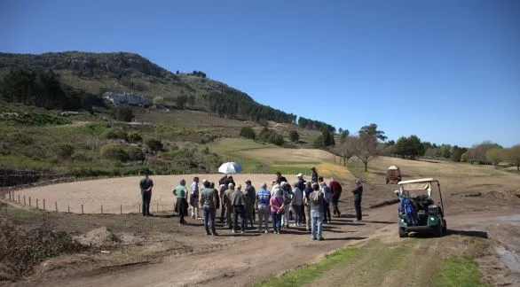 El Valle de Tandil avanza en el rediseño de su cancha con la visita del "Chino" Fernández 