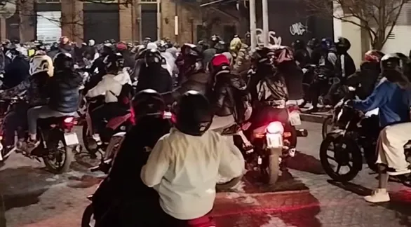 Interminable caravana de motos y ruidos molestos por el joven fallecido en un choque