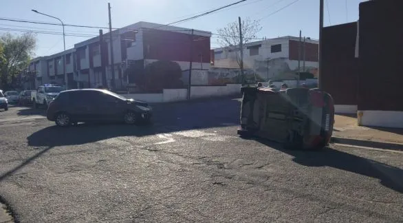 Un auto volcó tras un choque en Portugal y Mayor Novoa