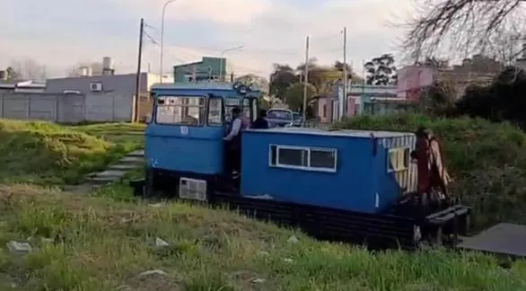 Choque entre un colectivo de línea y un camión de vías en Beiró y Magallanes