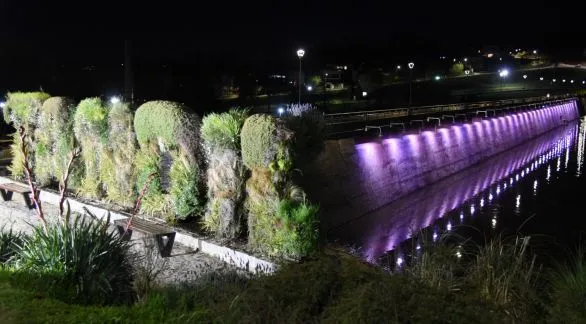 El Murallón del Dique se ilumina de rosa para concientizar sobre el cáncer de mama