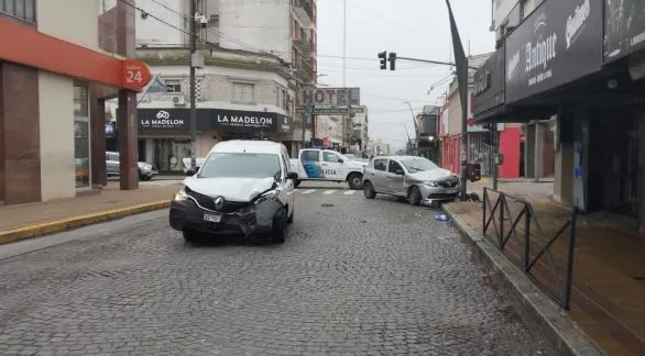 Choque en Rodríguez y Sarmiento: una mujer fue trasladada al hospital