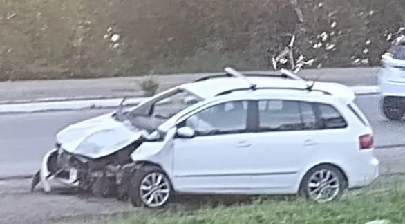 Un auto impactó contra una columna de alumbrado en Saavedra Lamas