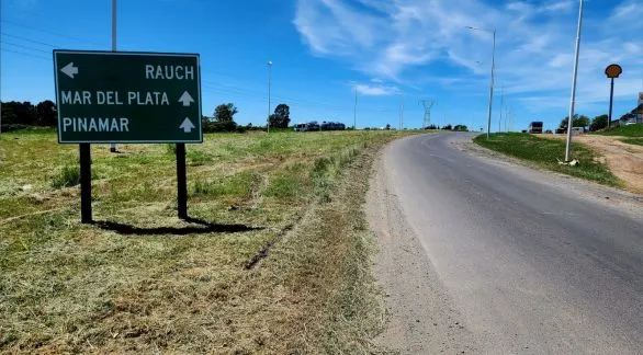 Ante la falta de respuesta de la empresa concesionaria, el Municipio corta el pasto en las rotondas de la Ruta 226 