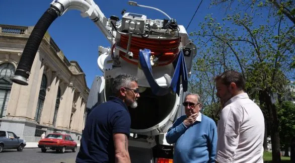 Presentaron dos nuevos camiones para el mantenimiento de calles y desagües pluviales