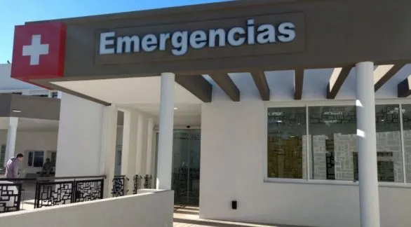 Un joven resultó herido tras chocar con su moto contra una columna en avenida Colón