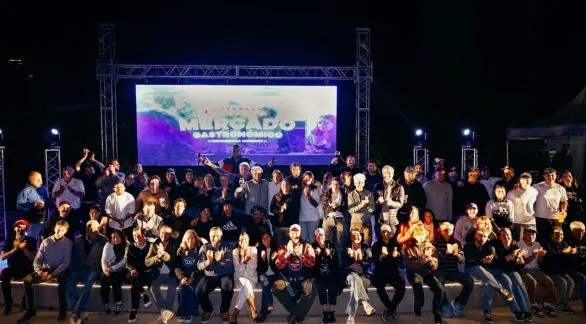 Un brindis por la solidaridad Miles de personas transformaron en un éxito del Mercado Gastronómico