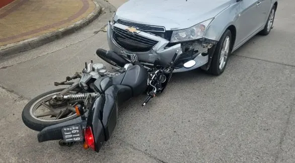 Una motociclista resultó herida tras un choque en Rosalia de Castro y Piedrabuena