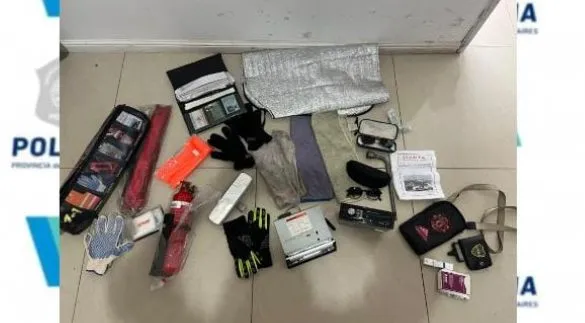 Detuvieron a un hombre que forzó la puerta de un auto e intentó robar varios elementos