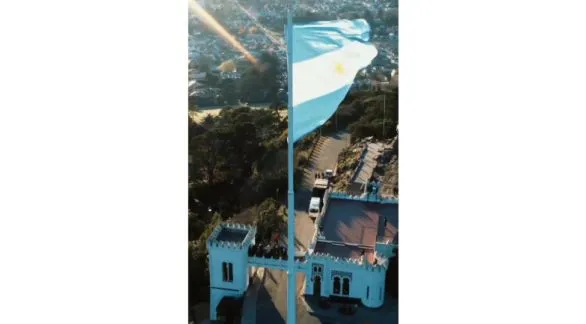 Tandil honró a la bandera desde lo más alto